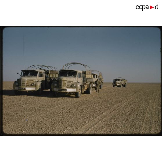 [Camions Berliet de la 2e Compagnie Saharienne Automobile de Transport (CAST) dans le Sahara algérien].