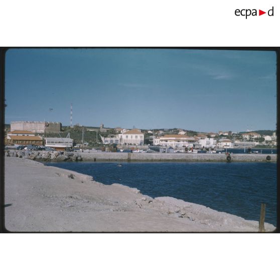 [Un port dans la région d'Alger].