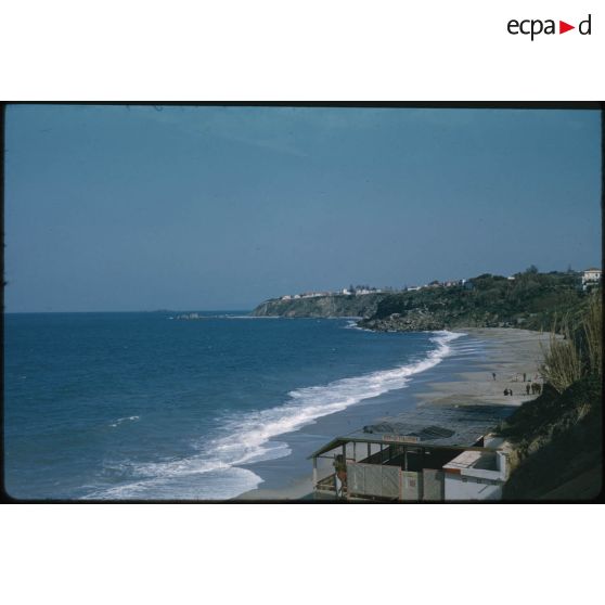 [Une plage dans la région d'Alger].