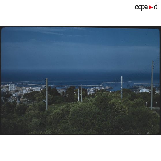 [Le port d'Alger vu depuis les hauteurs].