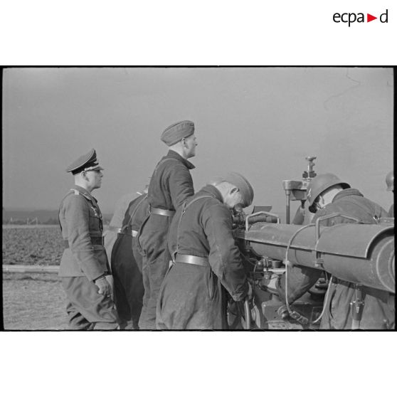 Des artilleurs de la FlaK (Luftwaffe) autour d'un télémètre de la Kommandogerät 36.