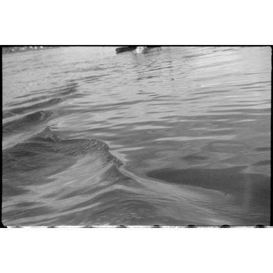 Dans la baie de la Souda, un navire sombre dans la Méditerranée.