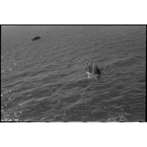 Dans la baie de la Souda, un navire sombre dans la Méditerranée.
