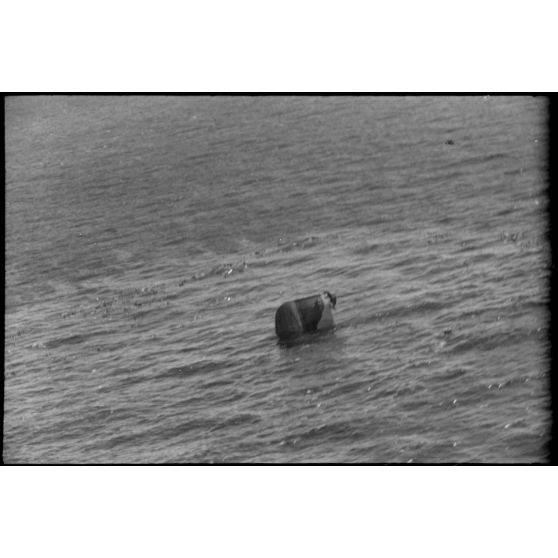 Dans la baie de la Souda, un navire sombre dans la Méditerranée.