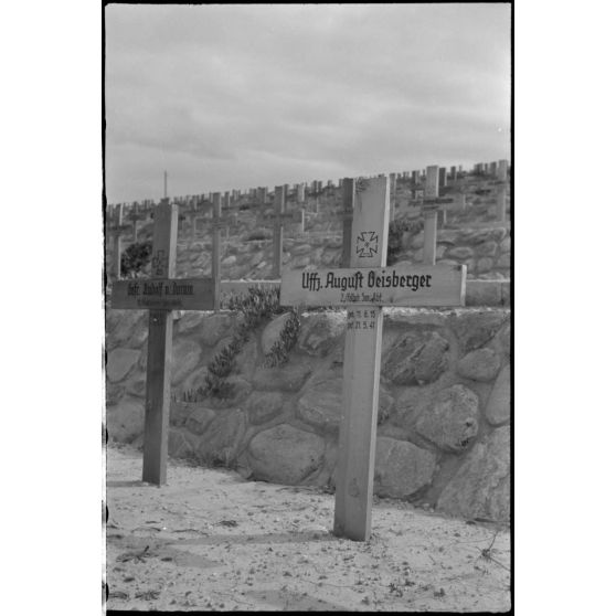 A Maleme en Crète, les tombes allemandes de parachutistes tombés lors de l'opération Merkur, nom de baptême de l'opération aéroportée allemande de l'invasion de la Crète.