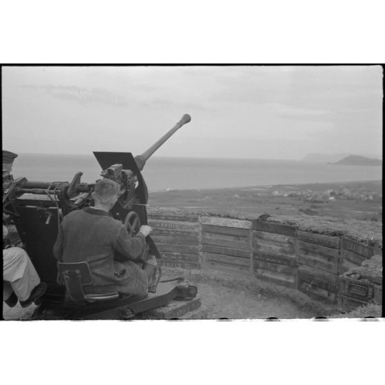 En Crète dans le secteur de Maleme, des artilleurs allemands derrière un canon de 3,7 cm FlaK 36.
