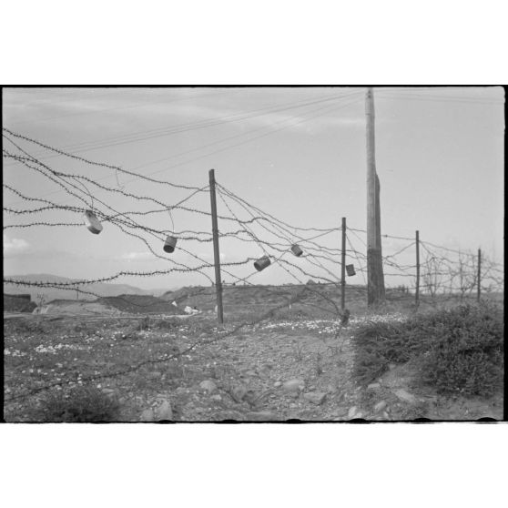 En Crète dans le secteur de Maleme, des barbelés non loin du littoral.