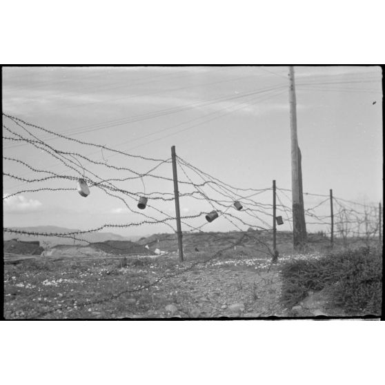 En Crète dans le secteur de Maleme, des barbelés non loin du littoral.
