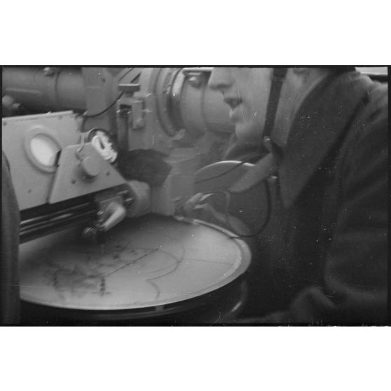 Au sein d'une batterie de 8,8 cm FlaK, la partie du télémètre qui permet la visée continue pour un obejctif en mouvement (direction du tir et la vitesse de l'objectif)