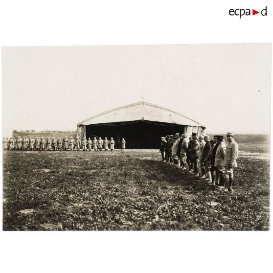 [Remise de décorations à Luc-Pupat au camp de Catigny].