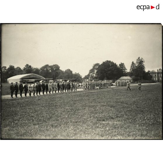 [Capitaine Luc-Pupat fait chevalier de la Légion d'honneur près du château de Bonneuil (commune d’Esmery-Hallon dans la Somme)].