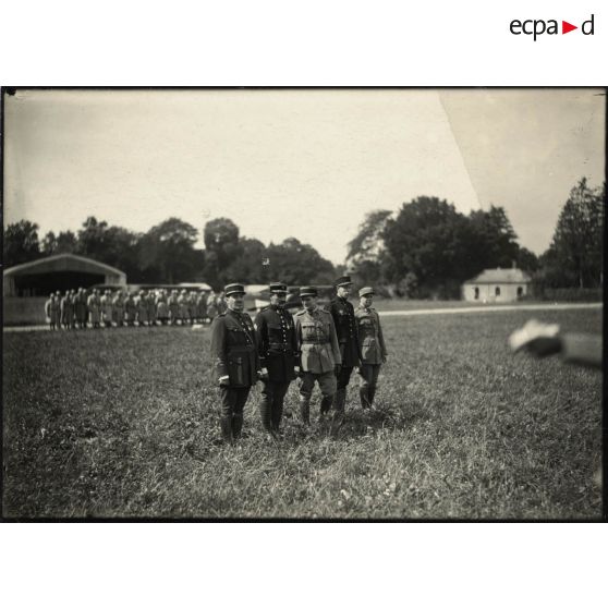 [Capitaine Luc-Pupat fait chevalier de la Légion d'honneur près du château de Bonneuil (commune d’Esmery-Hallon dans la Somme)].