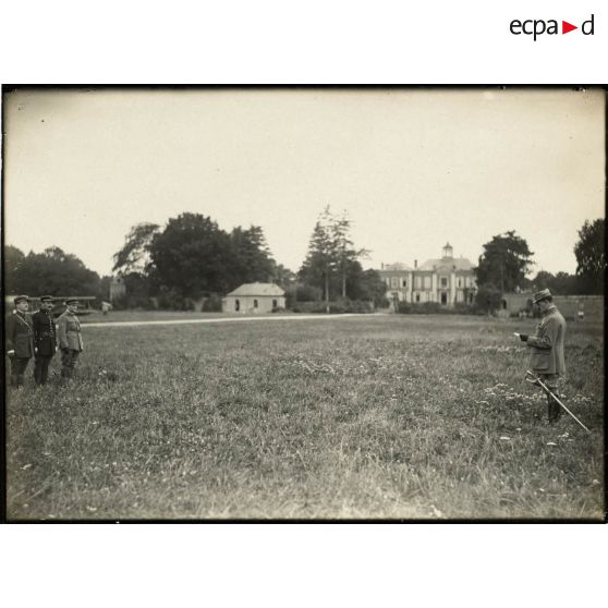 [Capitaine Luc-Pupat fait chevalier de la Légion d'honneur près du château de Bonneuil (commune d’Esmery-Hallon dans la Somme)].