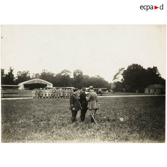 [Capitaine Luc-Pupat fait chevalier de la Légion d'honneur près du château de Bonneuil (commune d’Esmery-Hallon dans la Somme)].