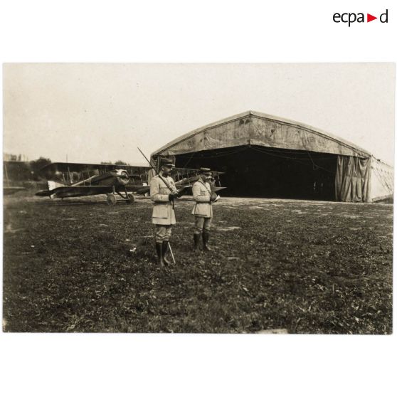 [Remise de décorations à Luc-Pupat au camp de Catigny].