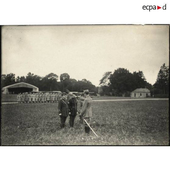 [Capitaine Luc-Pupat fait chevalier de la Légion d'honneur près du château de Bonneuil (commune d’Esmery-Hallon dans la Somme)].