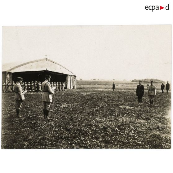 [Remise de décorations à Luc-Pupat au camp de Catigny].