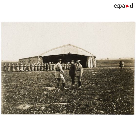 [Remise de décorations à Luc-Pupat au camp de Catigny].