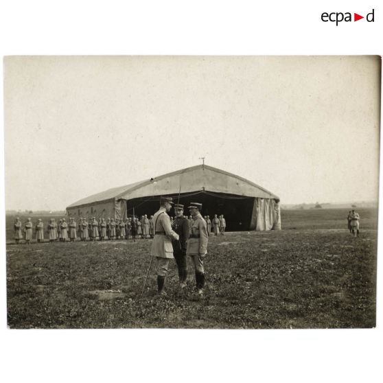 [Remise de décorations à Luc-Pupat au camp de Catigny].