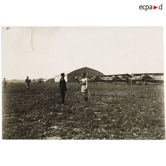 [Remise de décorations à Luc-Pupat au camp de Catigny].