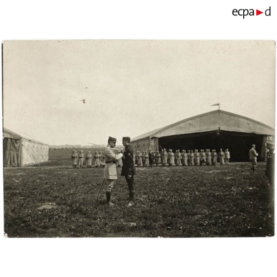 [Remise de décorations à Luc-Pupat au camp de Catigny].