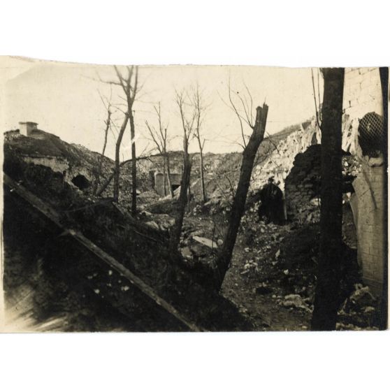 Dans les ruines du fort de Liouville. [légende d'origine]