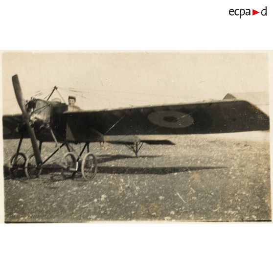 Lieutenant Luc-Pupat sur Morane à l'école d'Avord. [légende d'origine]
