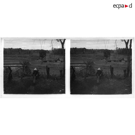[Vue d'ensemble d'un lieutenant portant le casque colonial - Alfred Marcaire ? - assis devant un paysage de rizière].<br>