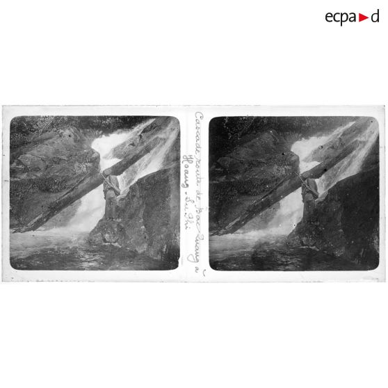 Cascade, route de Bac Quang à Hoang Su Phi. [légende d'origine]<br>
