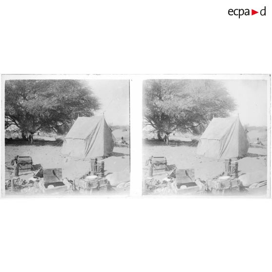 [Bivouac dans le désert tchadien. Tente et bagages].