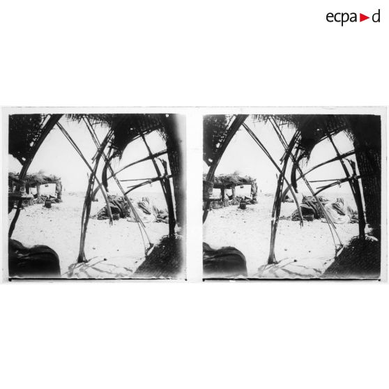 [Vue prise depuis l'intérieur d'un abri de fortune].<br>