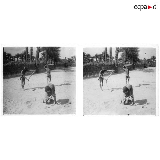 [Tchad. Hommes ramassant du sable].