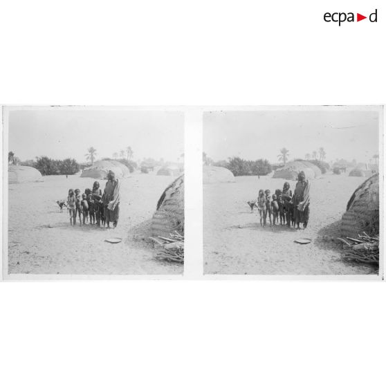 [Femmes et enfants dans le désert tchadien].