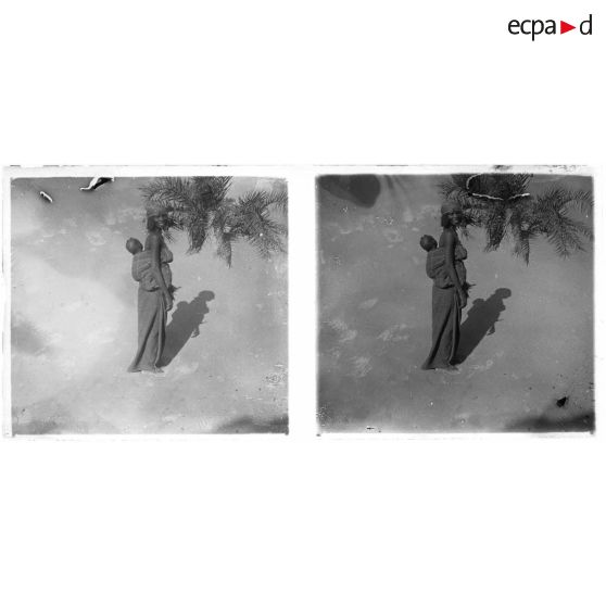 [Femme portant son enfant].<br>