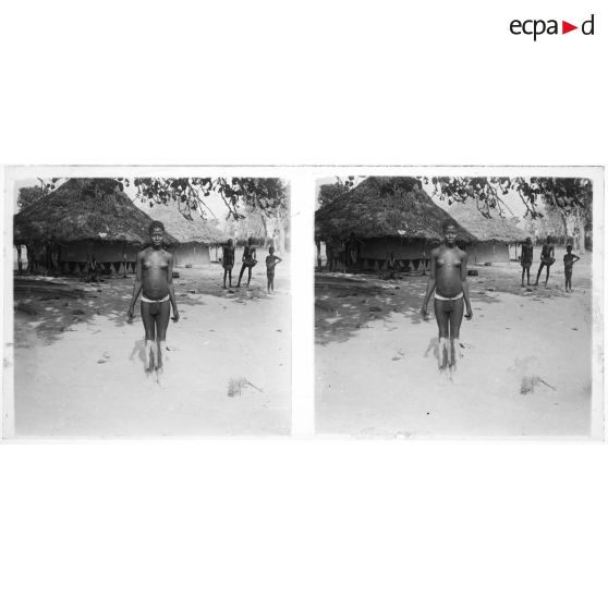 [Portrait de femme dans un village tchadien].