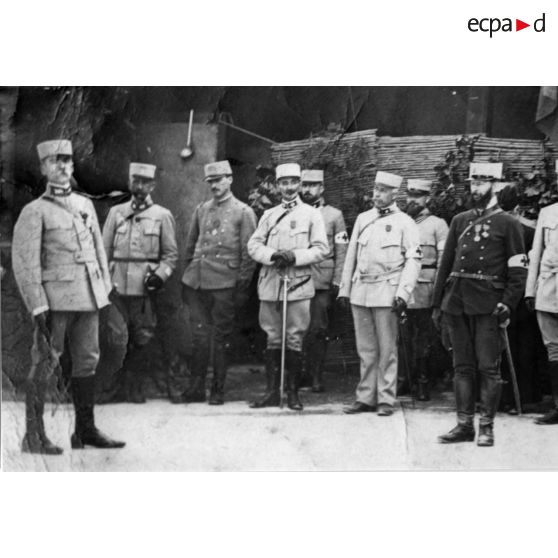 [Remise de la croix de guerre au commandant Louis Vaillant en 1917].