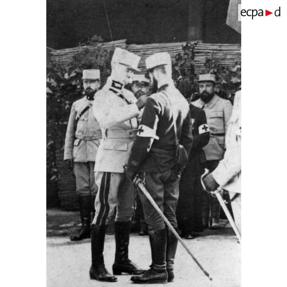 [Remise de la croix de guerre et de la Légion d'honneur au commandant Louis Vaillant en 1917].