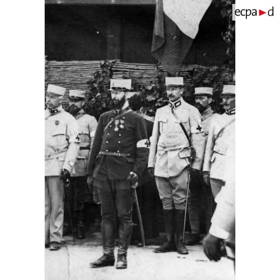 [Le commandant Louis Vaillant arbore sur son uniforme la croix de guerre et la Légion d'honneur reçues en 1917].