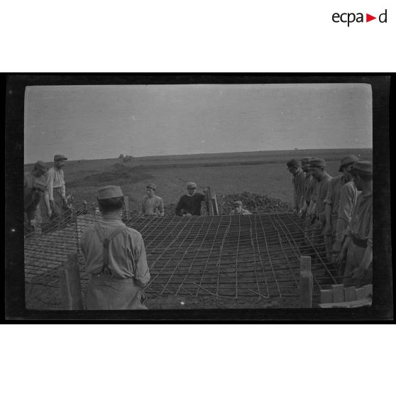[10-1915. Gouy. Abris en béton armé]. On les pose. [légende d'origine]