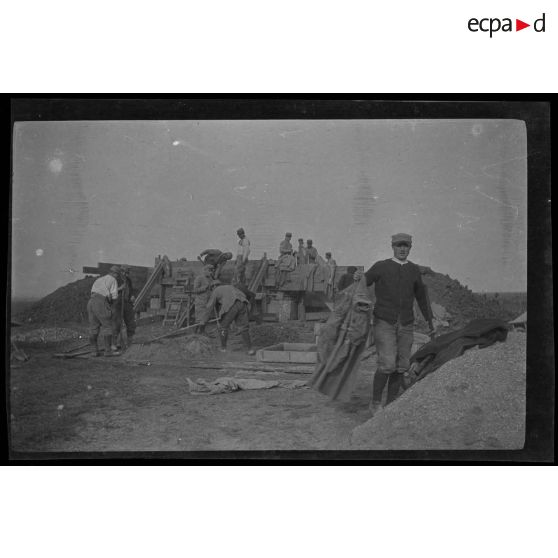 10-1915. Gouy. Abris pour mitrailleuses en béton armé. Coulage du béton. [légende d'origine]