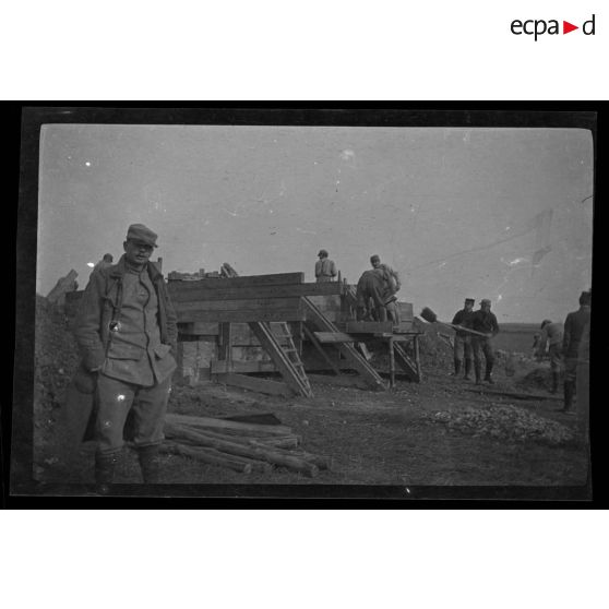 10-1915. Gouy. Abris pour mitrailleuses en béton armé. Coulage du béton].