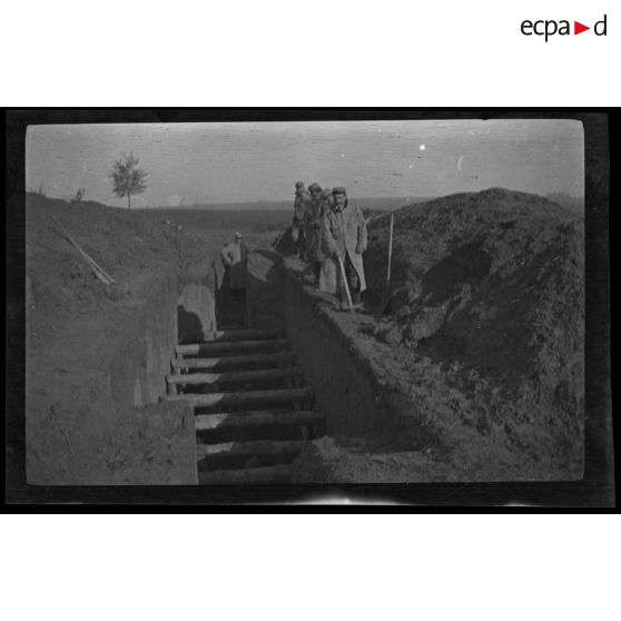 10-1915. Gouy. Abris en fouille. Les cadres. [légende d'origine]