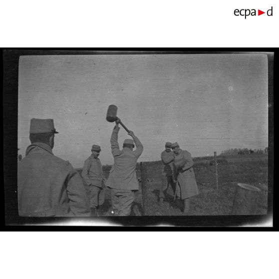 10-1915. Gouy. La pose des piquets. [légende d'origine]