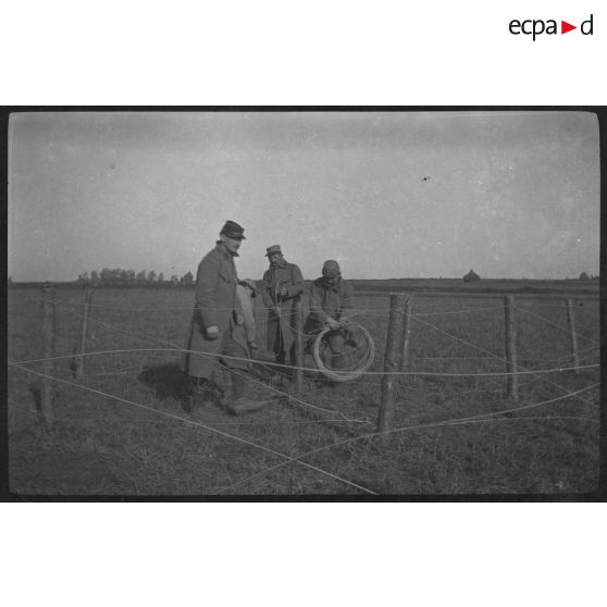 10-1915. Gouy. La pose des premiers fils. [légende d'origine]