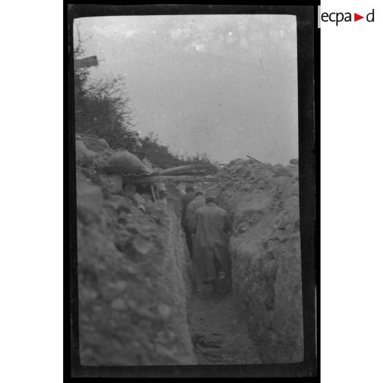28-9-1915. Un boyau. S7. [légende d'origine]