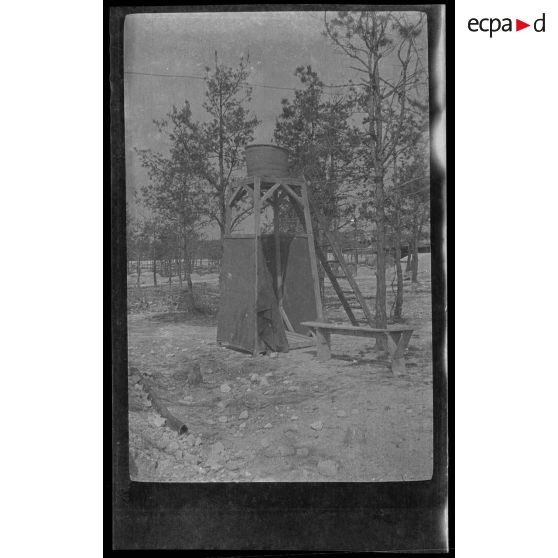 [Douche rudimentaire de campagne].