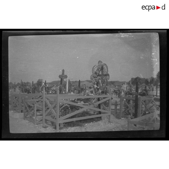 [Tombe du sergent Jean Ragot, classe 1916, sergent au 21e régiment d'infanterie, mort au champ d'honneur le 30 juin 1916].