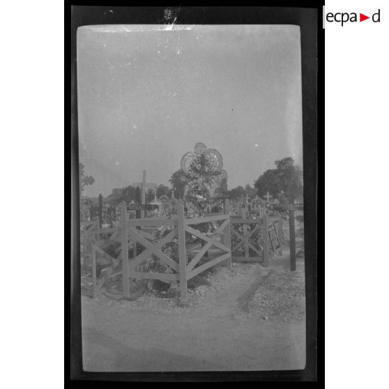 [Tombe du sergent Jean Ragot, classe 1916, sergent au 21e régiment d'infanterie, mort au champ d'honneur le 30 juin 1916].