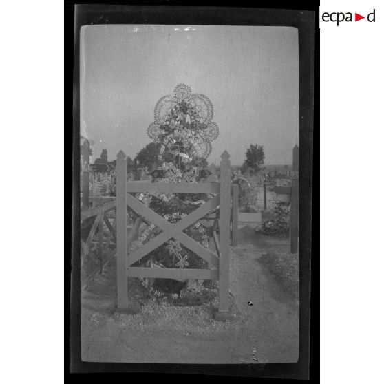 [Tombe du sergent Jean Ragot, classe 1916, sergent au 21e régiment d'infanterie, mort au champ d'honneur le 30 juin 1916].