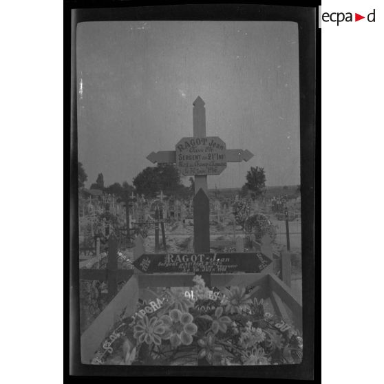 [Tombe du sergent Jean Ragot, classe 1916, sergent au 21e régiment d'infanterie, mort au champ d'honneur le 30 juin 1916].